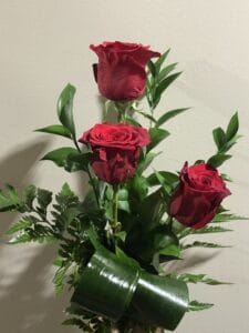 Bouquet de 3 roses avec feuillage